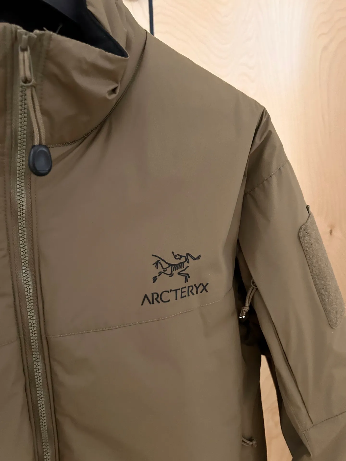 《 》 Arcteryx/ Leaf Cold wx Lt Gen 2 ! N WINDSTOPPER 2L ， Coreloft 100 ， 。 Cold WX Lt Series ， ， ， ！ ， 。 windstopper ,n Gossamera Fusion WS。 ， ： 1： WINDSTOPPER ， ， ， ， 。 Coreloft ， 。 。 2： 。 3： ， ， 。 4： ， ， 。 ， ， 。 1:1 ， ！ ， ！ ：Black Gray Size：S M L XL 2XL S M L XL 2XL ： 74 76 78 80 82 ： 52 54 55 57 58 ： 66 67 69 70 72 ： 122 126 130 134 138
